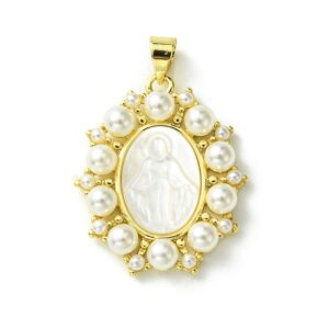 Privjesak Gospa, izrada na prirodnoj školjki, mjed, pozlata 18 karat. zlatom, bez nikla, kadmija i olova, ukrašena s imitacijama perle, vel 26x22,5x5 mm,alka 5x3 mm, 1 kom CZ6
